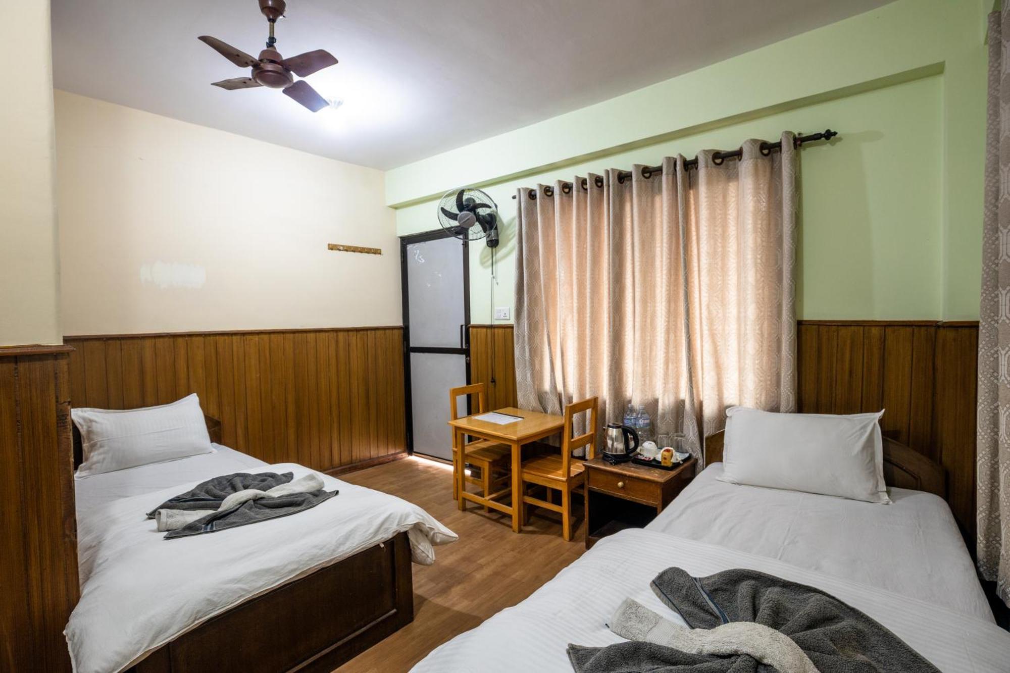 Hotel Harmony & Little Bites Bistro Jawlakhel Buitenkant foto