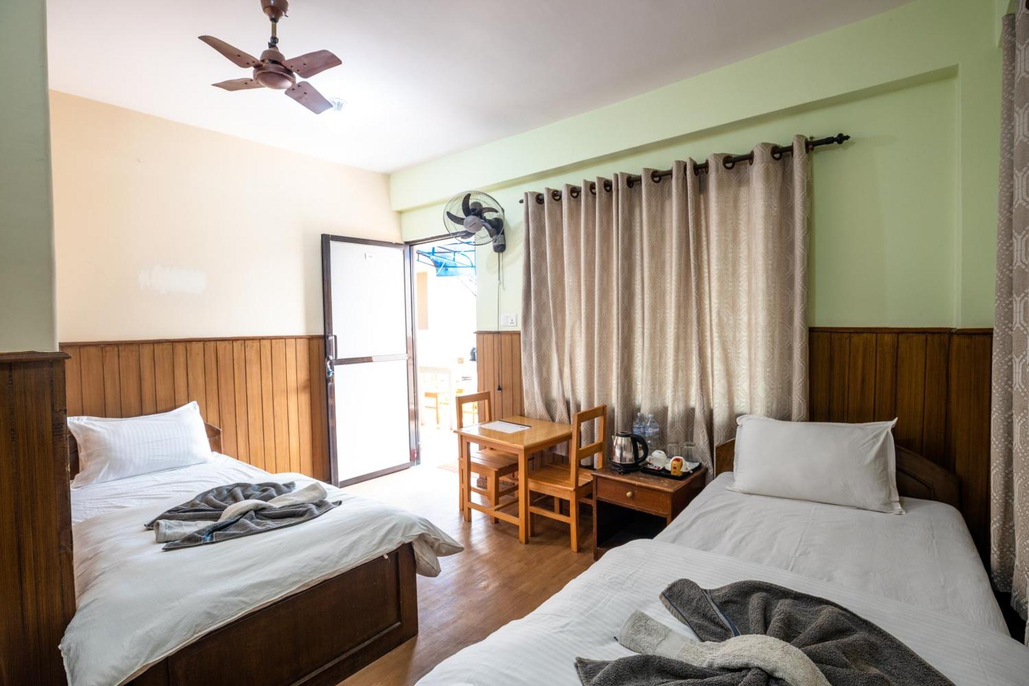 Hotel Harmony & Little Bites Bistro Jawlakhel Buitenkant foto