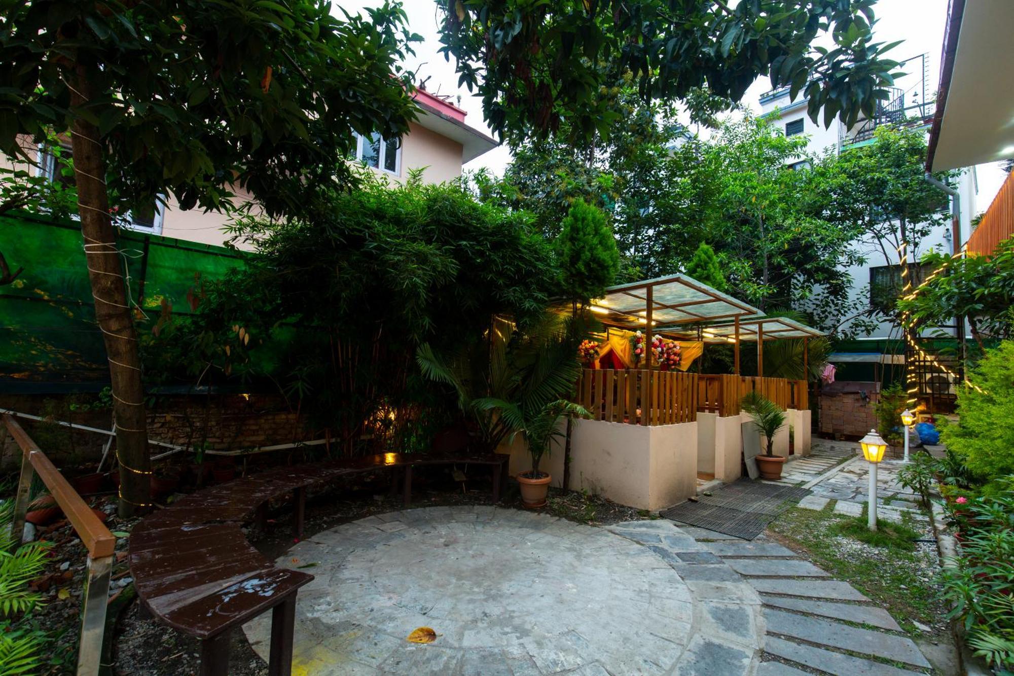 Hotel Harmony & Little Bites Bistro Jawlakhel Buitenkant foto