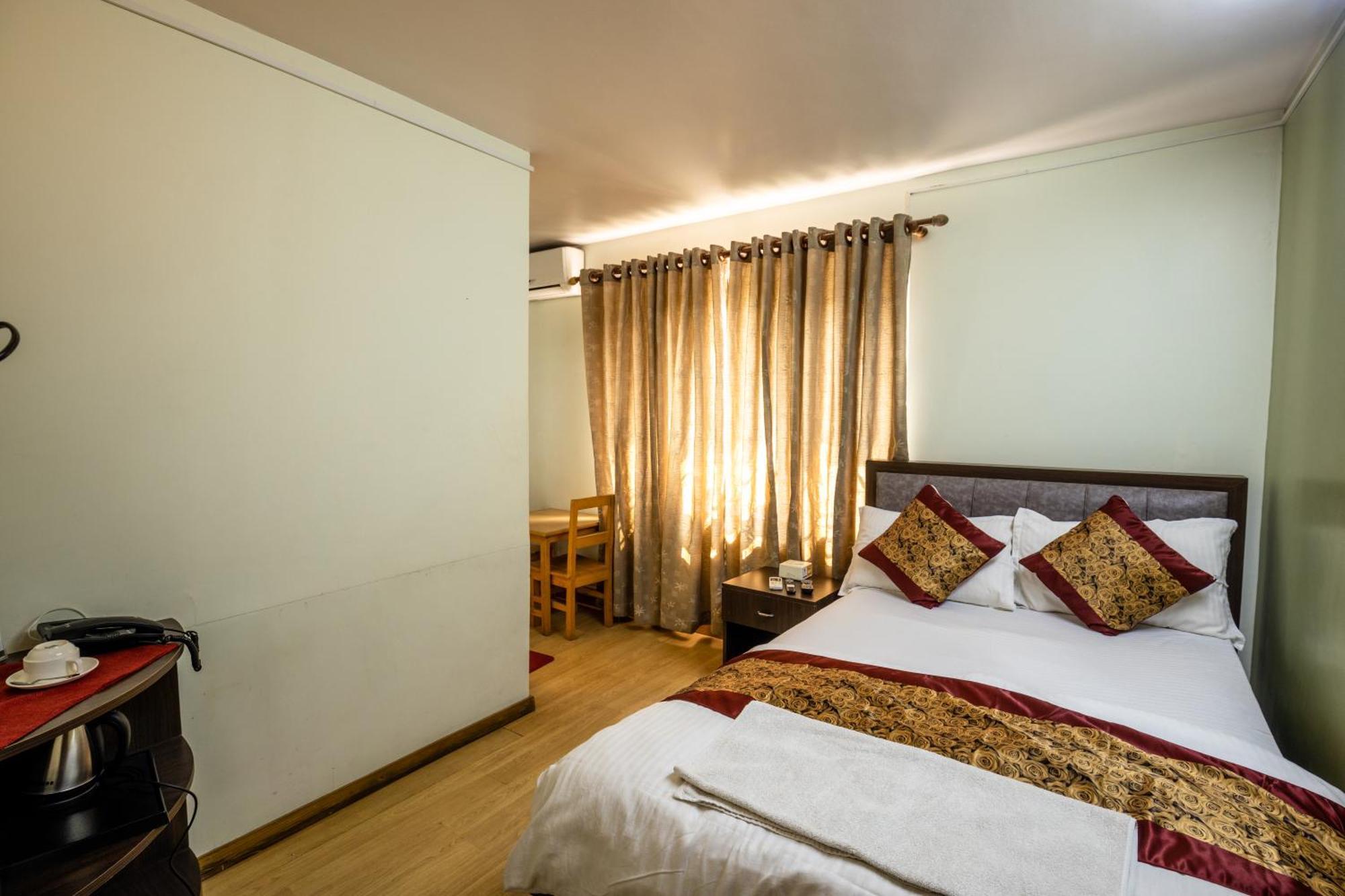 Hotel Harmony & Little Bites Bistro Jawlakhel Buitenkant foto